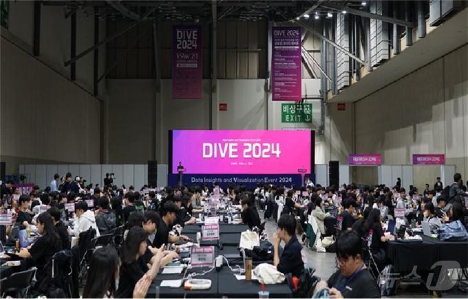 본문 이미지 - '다이브(DIVE) 2024'에서 청년들이 경연을 펼치고 있다(부산시청 제공)