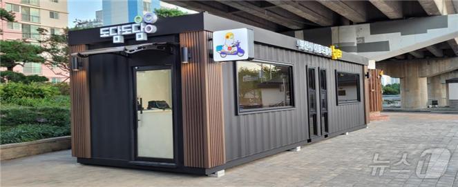 본문 이미지 - 동래 도시철도역 인근에 조성된 이동종사자 간이쉼터(부산시청 제공)