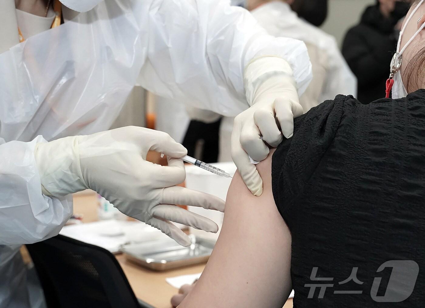 본문 이미지 - 경기 성남시가 오는 11일부터 내년 4월 30일까지 고령자 등 고위험군을 대상으로 코로나19 백신 무료 접종 사업을 시행한다.(성남시 제공)/