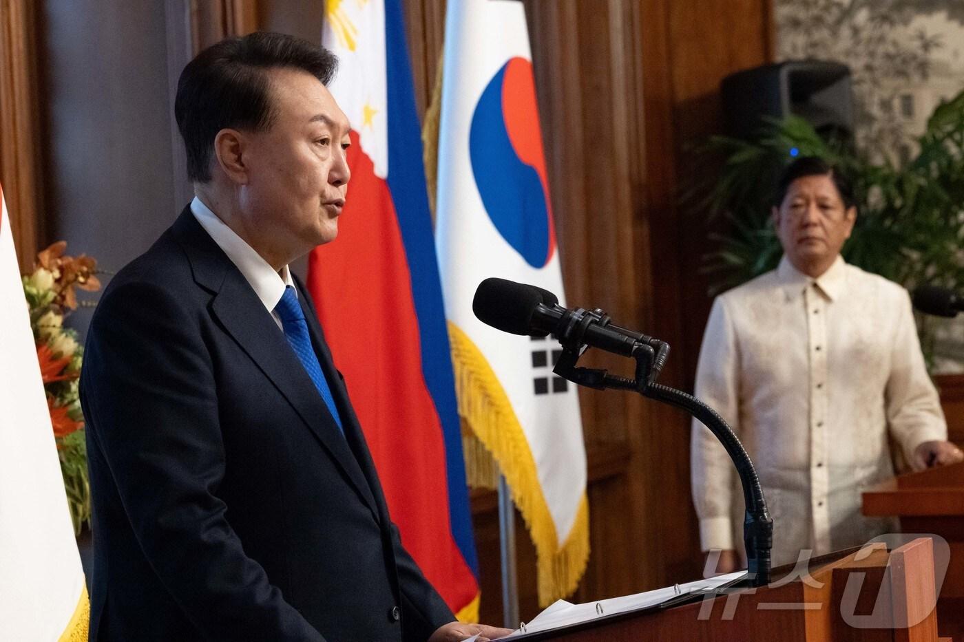 윤석열 대통령이 7일 오전(현지시간) 필리핀 마닐라 말라카냥 대통령궁에서 페르디난드 마르코스 필리핀 대통령과 한·필리핀 정상회담을 마친 뒤 공동언론발표를 하고 있다. (대통령실 홈페이지) 2024.10.8/뉴스1 ⓒ News1 송원영 기자