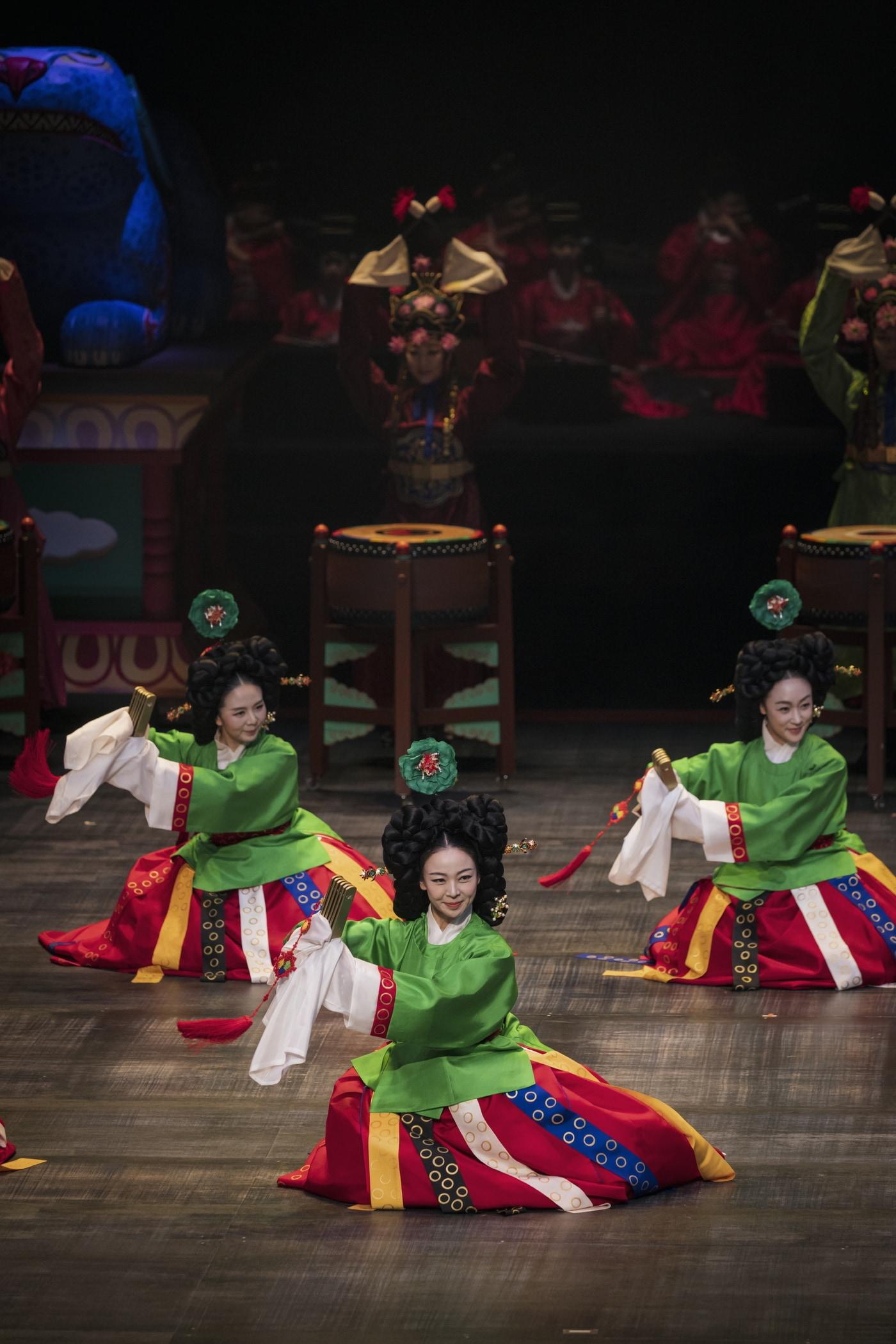 본문 이미지 - 무용수들이 고려가무 '동동'을 선보이는 장면(국립국악원 제공)