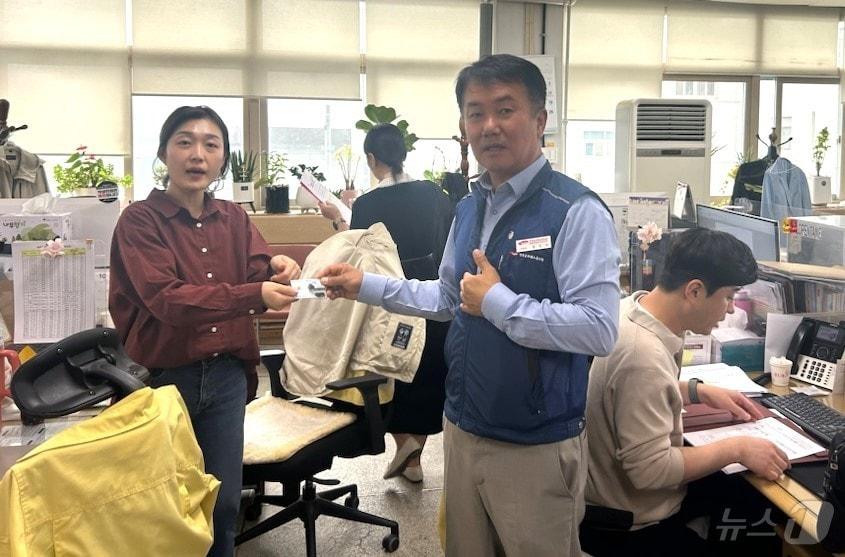 본문 이미지 - 정진석 전공노 보은군지부장이 조합원에게 지역 상품권을 전달하고 있다. (보은군 제공) /뉴스1 