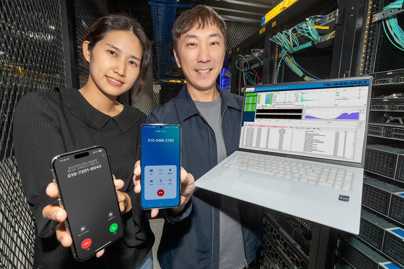 KT 임직원이 AI를 활용한 보이스피싱 탐지 기술을 소개하는 모습. (KT 제공)  