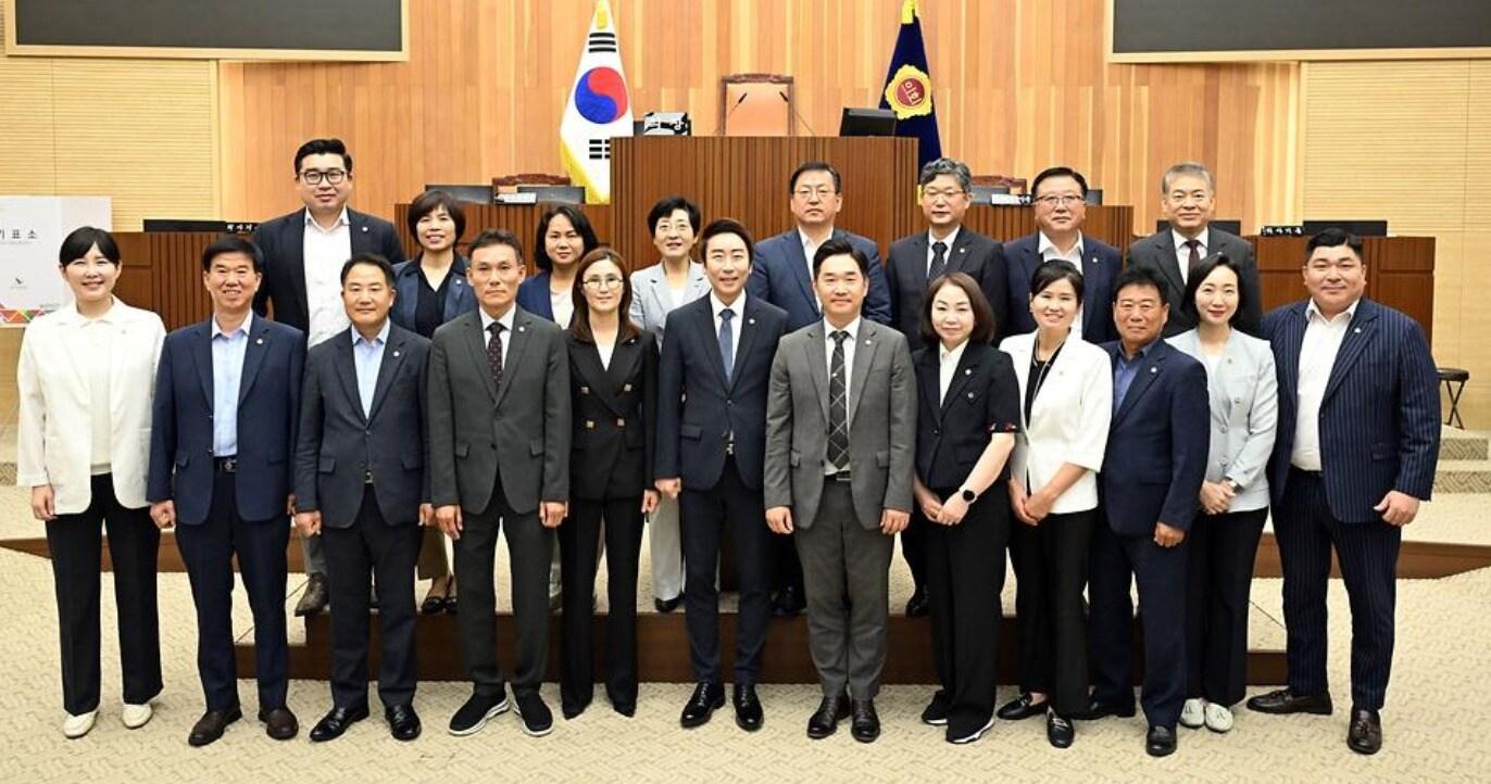 본문 이미지 -  4대 세종시의회 의원 전체 사진.  &#40;세종시의회 제공&#41; / 뉴스1