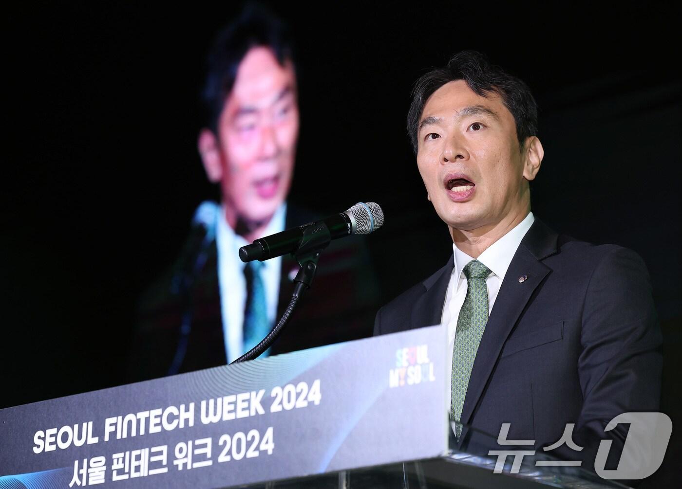 본문 이미지 - 이복현 금융감독원장이 8일 오전 서울 영등포구 여의도 콘래드 호텔에서 열린 서울 핀테크 위크 2024 컨퍼런스 개회식에서 환영사를 하고 있다. 2024.10.8/뉴스1 ⓒ News1 김성진 기자