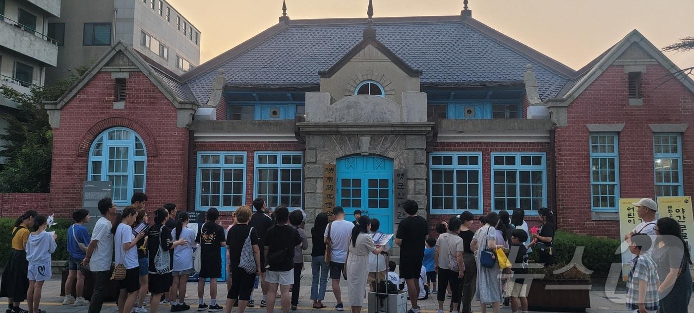 본문 이미지 - 군산문화재야행 어린이 국가유산 해설사 프로그램이 '피나클 어워드' 세계대회에서 어린이 프로그램부문 금상을 수상했다.(군산시 제공) 2024.10.8/뉴스1