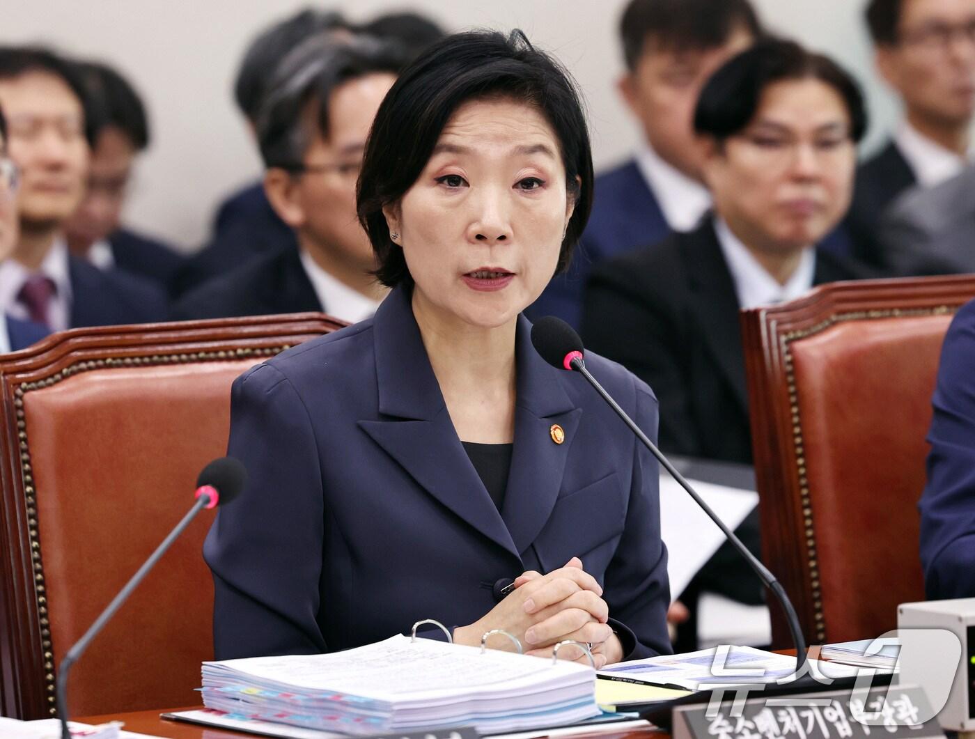 본문 이미지 - 오영주 중소벤처기업부 장관이 8일 오전 서울 여의도 국회에서 열린 국회 산업통상자원중소벤처기업위원회의 중소벤처기업부 등에 대한 국정감사에서 질의에 답변하고 있다. 2024.10.8/뉴스1 ⓒ News1 구윤성 기자