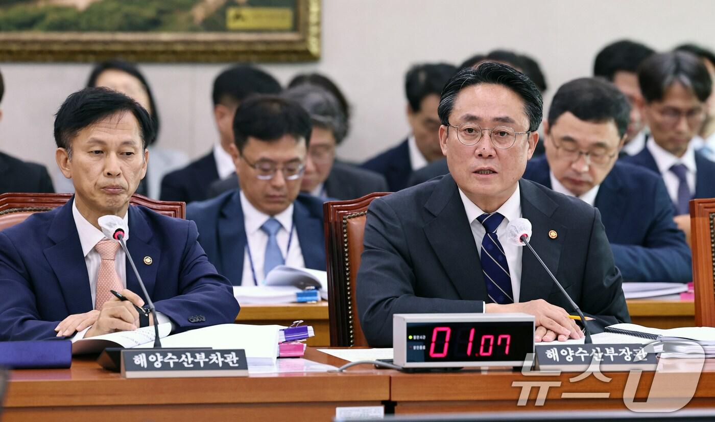 강도형 해양수산부 장관(오른쪽)이 8일 오전 서울 여의도 국회에서 열린 국회 농림축산식품해양수산위원회의 해양수산부에 대한 국정감사에서 의원들의 질의에 답하고 있다. 왼쪽은 송명달 해수부 차관. 2024.10.8/뉴스1 ⓒ News1 구윤성 기자