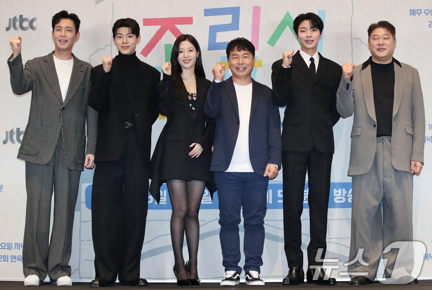 배우 최원영(왼쪽부터)과 배현성, 정채연, 김승호 감독, 황인엽, 최무성이 8일 서울 구로구 라마다서울신도림호텔에서 열린 JTBC 새 수요드라마 '조립식 가족' 제작발표회에서 포즈를 취하고 있다. '조립식 가족'은 10년은 가족으로 함께 했고 10년은 남남으로 그리워했던 세 청춘이 다시 만나 펼쳐지는 로맨스다. 2024.10.8/뉴스1 ⓒ News1 권현진 기자