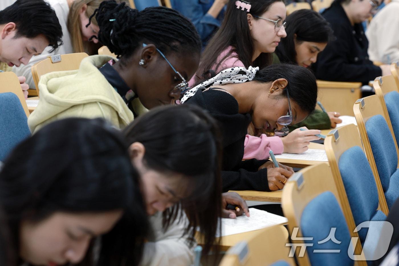 한국에 거주 중인 66개국 외국인들이 서울 서대문구 연세로 연세대학교 언어연구교육원 한국어학당에서 열린 제30회 외국인 한글백일장에 참여해 글쓰기를 하고 있다. /뉴스1 ⓒ News1 박정호 기자