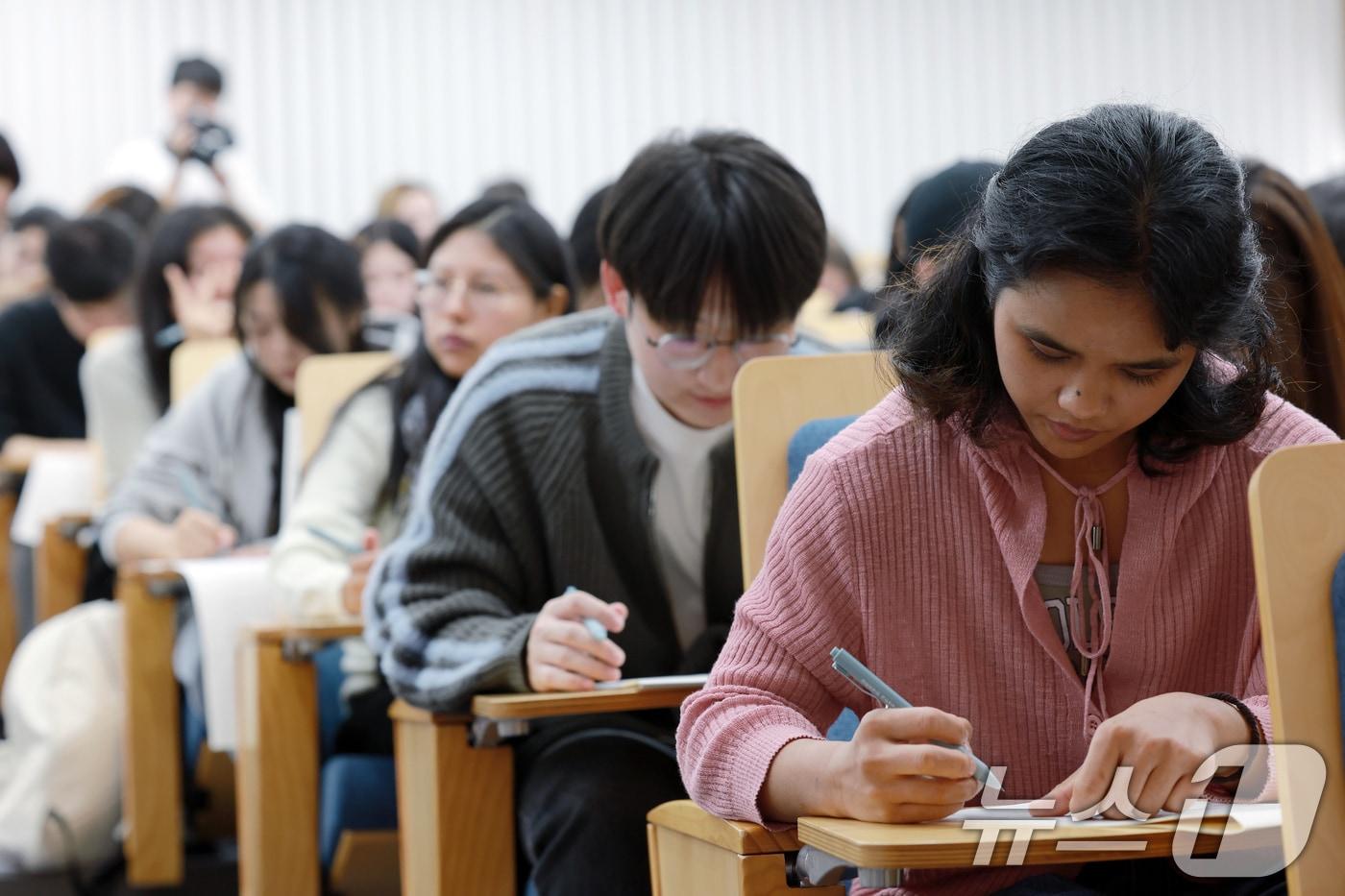 지난해 외국인들이 '한글백일장'에 참여해 글을 쓰는 모습.(사진은 기사와 무관) 2024.10.8/뉴스1 ⓒ News1 박정호 기자