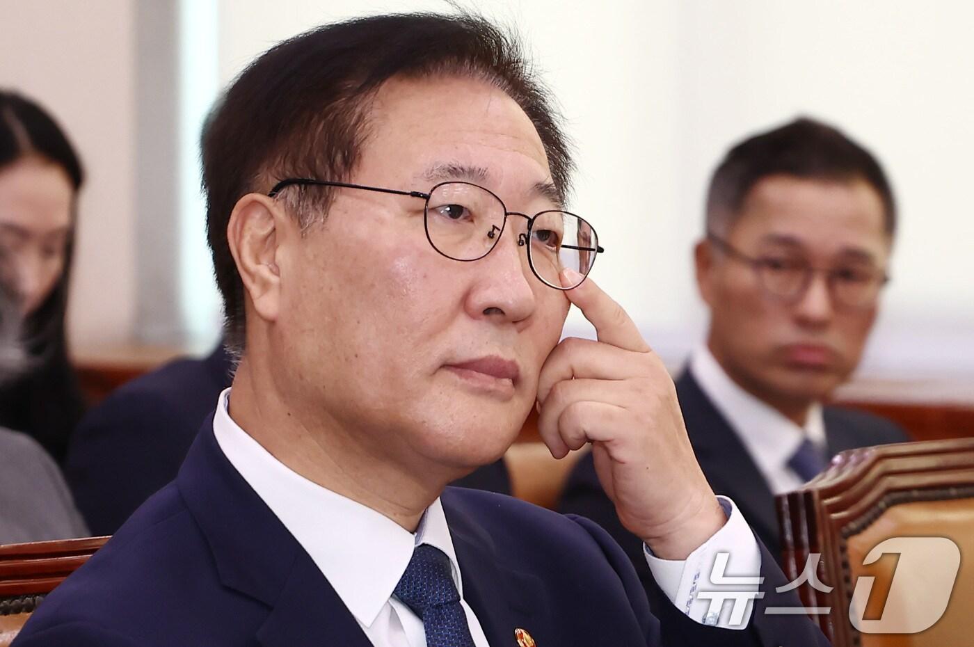 본문 이미지 - 박성재 법무부 장관이 8일 오전 서울 여의도 국회 법제사법위원회에서 열린 법무부, 대한법률구조공단, 한국법무보호복지공단, 정부법무공단에 대한 국정감사에 출석, 얼굴을 만지고 있다. 2024.10.8/뉴스1 ⓒ News1 김민지 기자