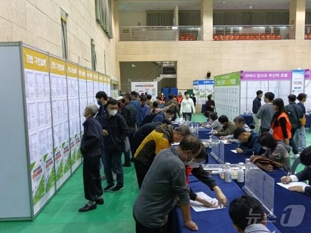 본문 이미지 - 2023년 부산 연제구 일자리박람회 모습.(연제구청 제공)