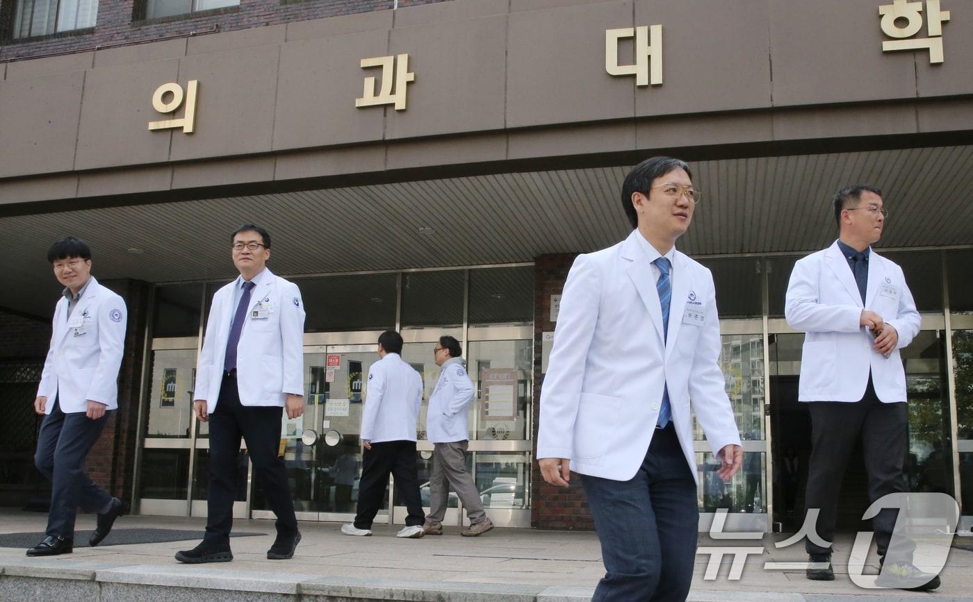 본문 이미지 - 8일 대전 중구 충남대학교 의과대학에서 열린 시스템 네트워크 염증 조절 연구센터(SNI-MRC) 개소식에 참석한 의료진들이 행사를 마치고 이동하고 있다. 2024.10.8 ⓒ 뉴스1 김기태 기자