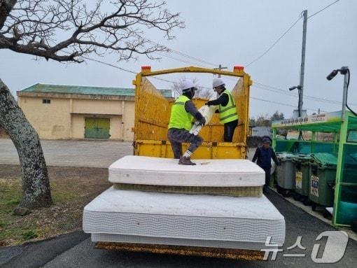 본문 이미지 -  제주시 지역에서 대형폐기물 배출신청이 증가하는 것으로 나타났다./뉴스1