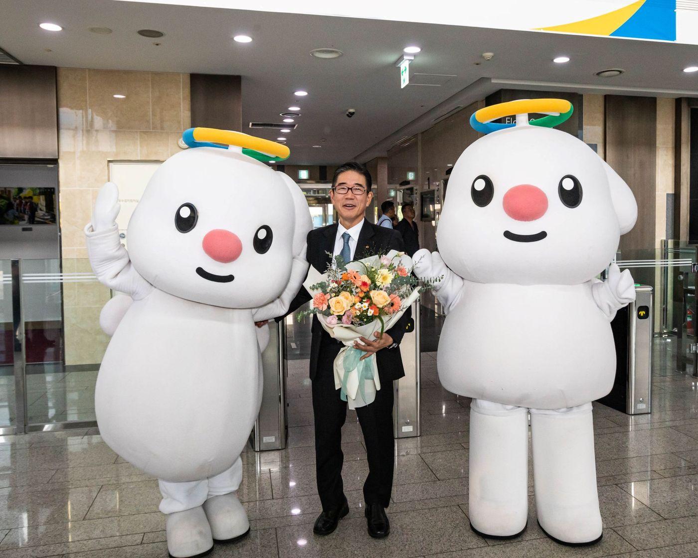 본문 이미지 - 정용식 한국교통안전공단 이사장이 8일 김천 본사에서 공식 캐릭터 탠주와 기념촬영을 하고 있다.(한국교통안전공단 제공)