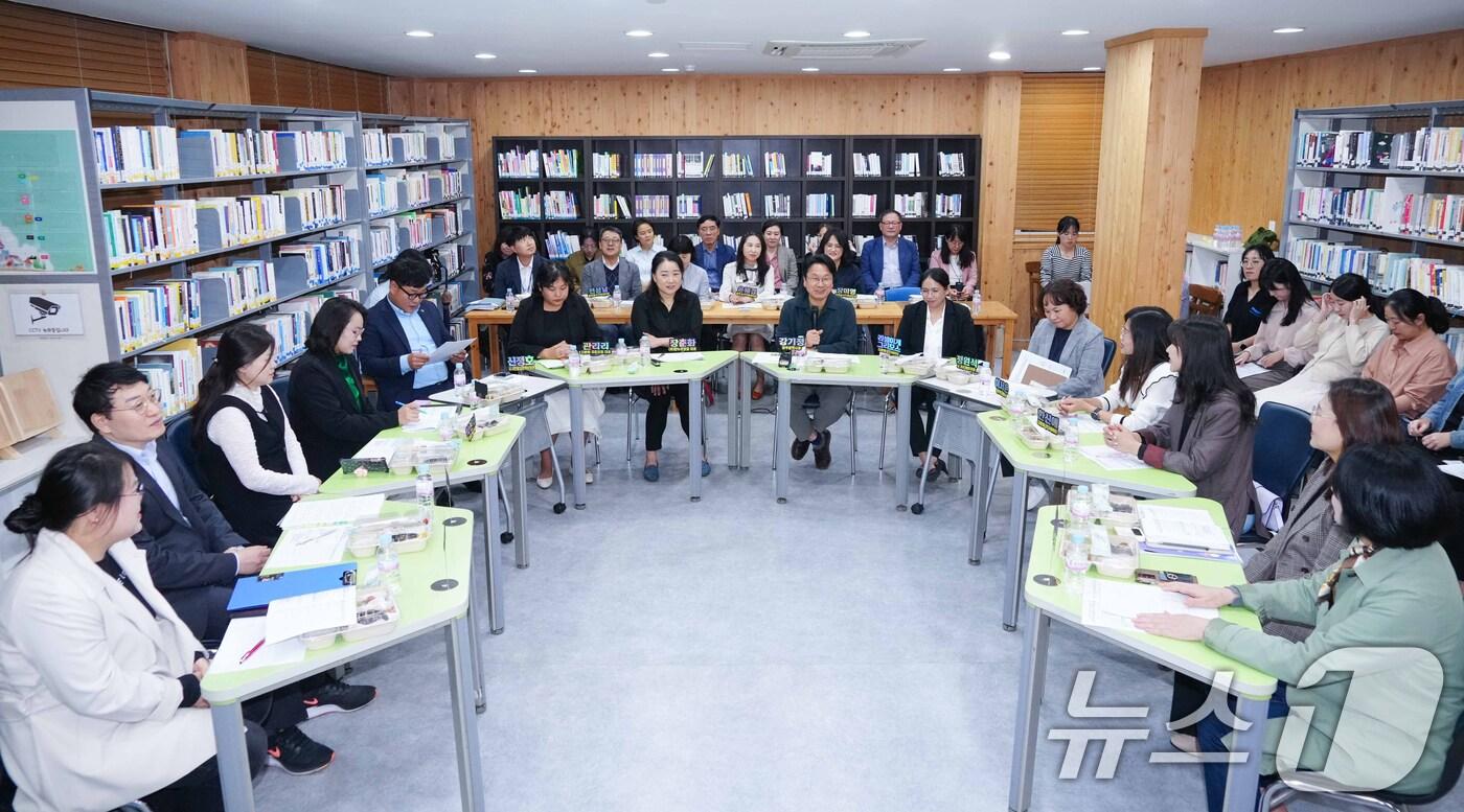 강기정 광주시장이 7일 오후 북구 가족센터에서 이주여성들과 '광주시민으로 살아가는 이주여성 이야기'를 주제로 간담회를 열고 있다.(광주시 제공) 2024.10.8/뉴스1 