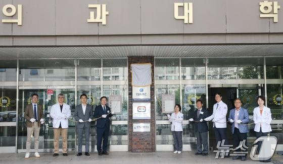 본문 이미지 - 충남대학교 의과대학에서 열린 시스템 네트워크 염증 조절 연구센터(SNI-MRC) 개소식에 참석한 내빈들이 현판식을 하고 있다. (대전=뉴스1) 김기태 기자