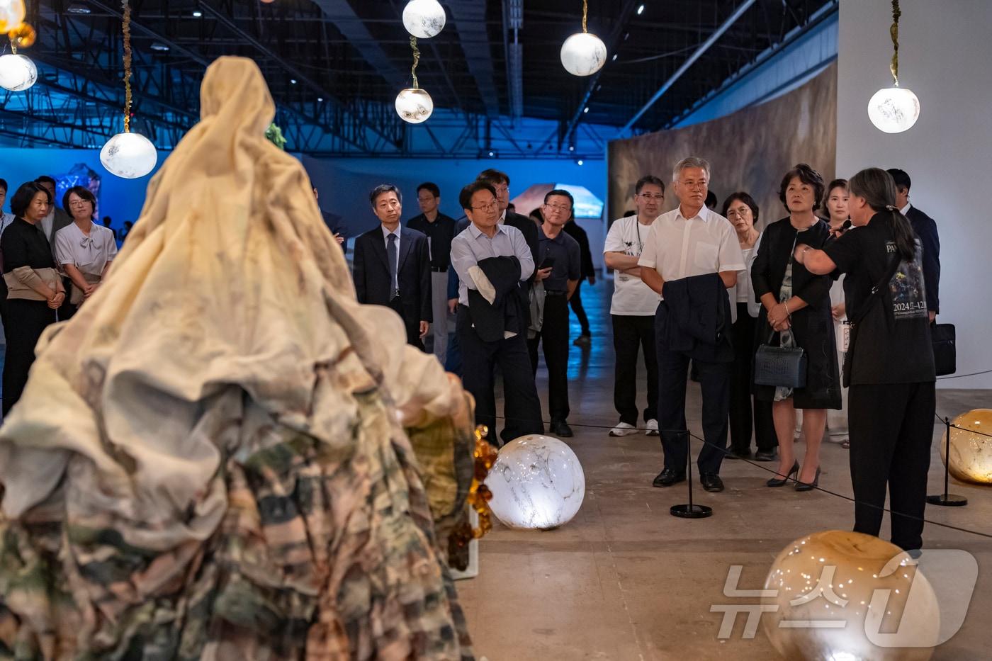 광주비엔날레 마르게리트 위모 작품을 관람하는 문재인 전 대통령 부부 (광주비엔날레 제공)/뉴스1