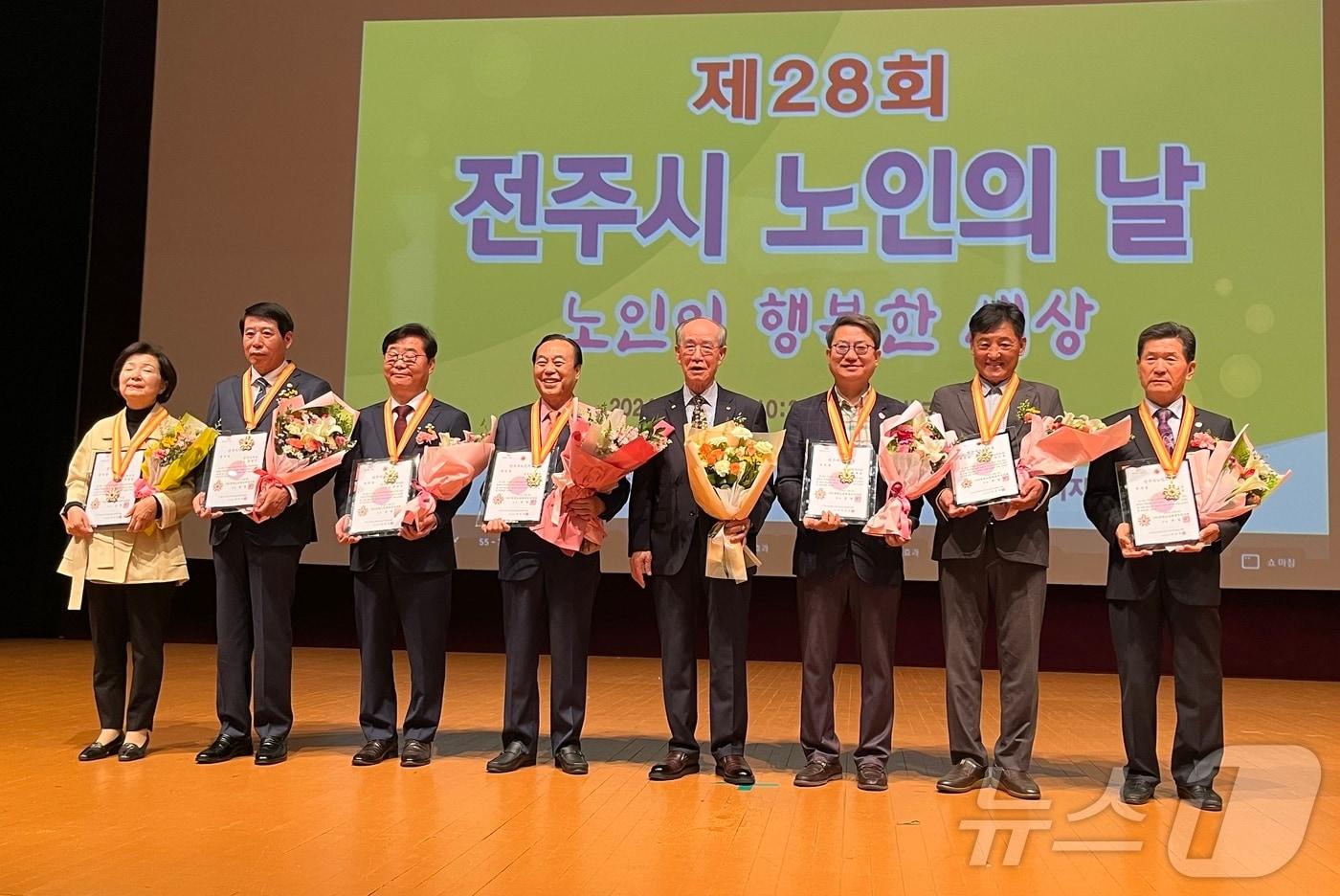 본문 이미지 - 8일 최재훈 전주 금암복지관장(오른쪽 세번째)이 대한노인회 전주시지회로부터 전주시 노인의장을 수상했다.(복지관제공)2024.10.8/뉴스1