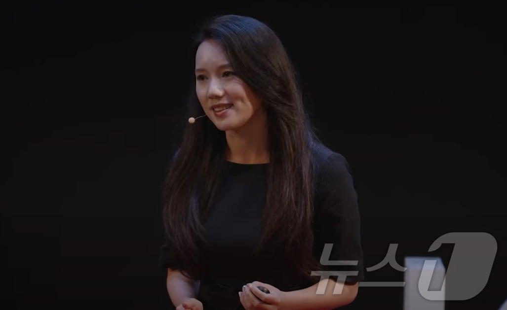 본문 이미지 -  탈북민 이서현 씨가 지난 2022년 TED  행사에서 북한 인권 실태에 대해 강연하고 있는 모습. (유튜브 갈무리) 