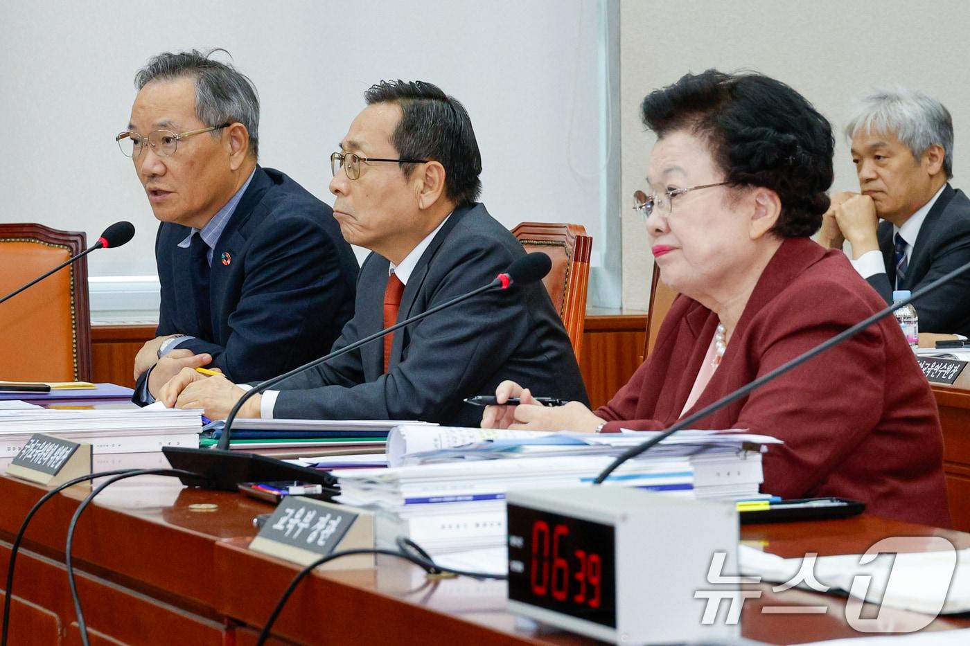 본문 이미지 - 정대화 국가교육위원회 상임위원이 8일 오후 서울 여의도 국회 교육위원회에서 열린 교육부·국가교육위원회·국사편찬위원회 등에 대한 국정감사에서 질의에 답하고 있다. 왼쪽부터 정대화, 김태준 상임위원, 이배용 위원장. 2024.10.8/뉴스1 ⓒ News1 안은나 기자
