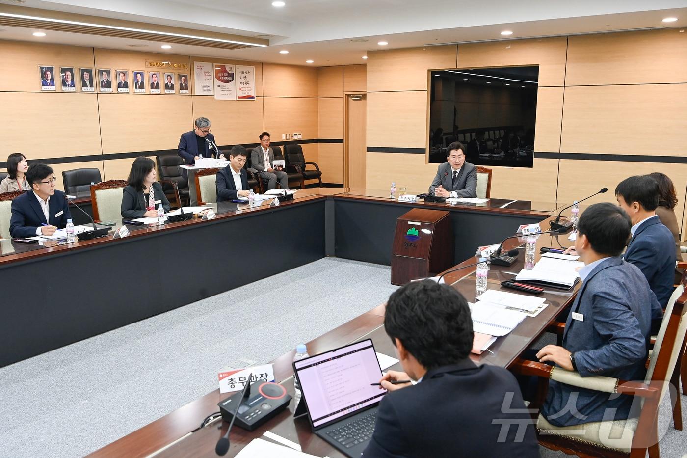 본문 이미지 - 강원 원주시가 8일 시청 회의실에서 지난 여름 추진했던 고교생 간담회의 추진 상황 보고회를 열고, 학생들의 건의 사항 처리 여부를 점검했다. (원주시 제공) 2024.10.8/뉴스1