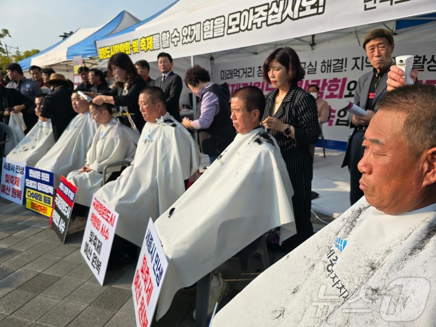 본문 이미지 - 세종시의회 국민의힘 소속 의원 7명이 8일 오후 세종시청 최민호 시장 단식 천막 앞에서 정원도시박람회와 빛 축제 예산 전액 삭감을 규탄하며 삭발을 단행하고 있다. 2024.10.8/뉴스1 ⓒ News1 장동열 기자