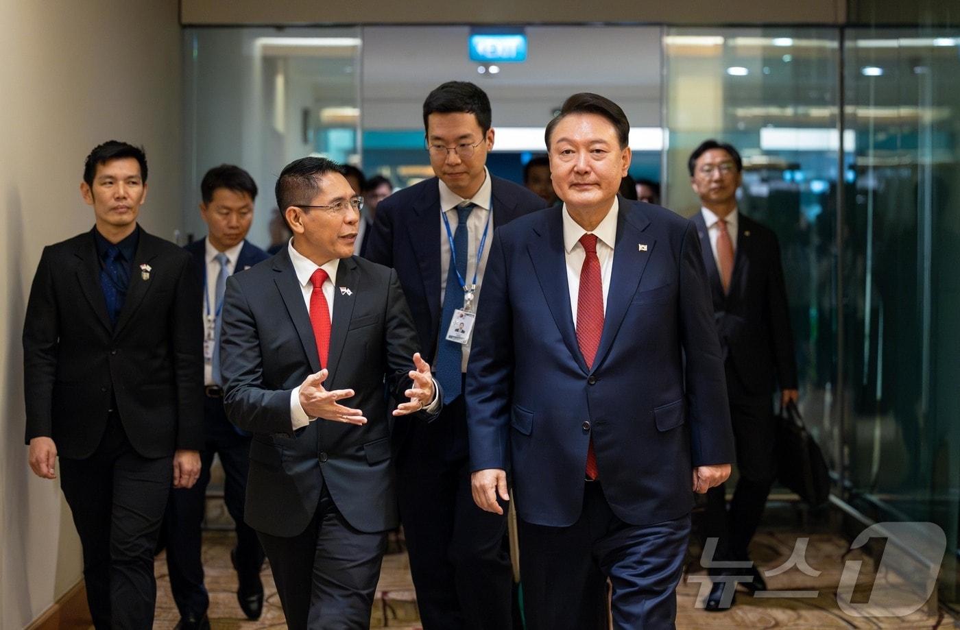 본문 이미지 - 싱가포르를 국빈 방문한 윤석열 대통령이 7일(현지시간) 싱가포르 창이 국제공항에 도착해 영접 나온 말리 키 싱가포르 명예수행장관과 대화하며 공항을 나서고 있다. (대통령실 홈페이지) 2024.10.8/뉴스1 ⓒ News1 송원영 기자