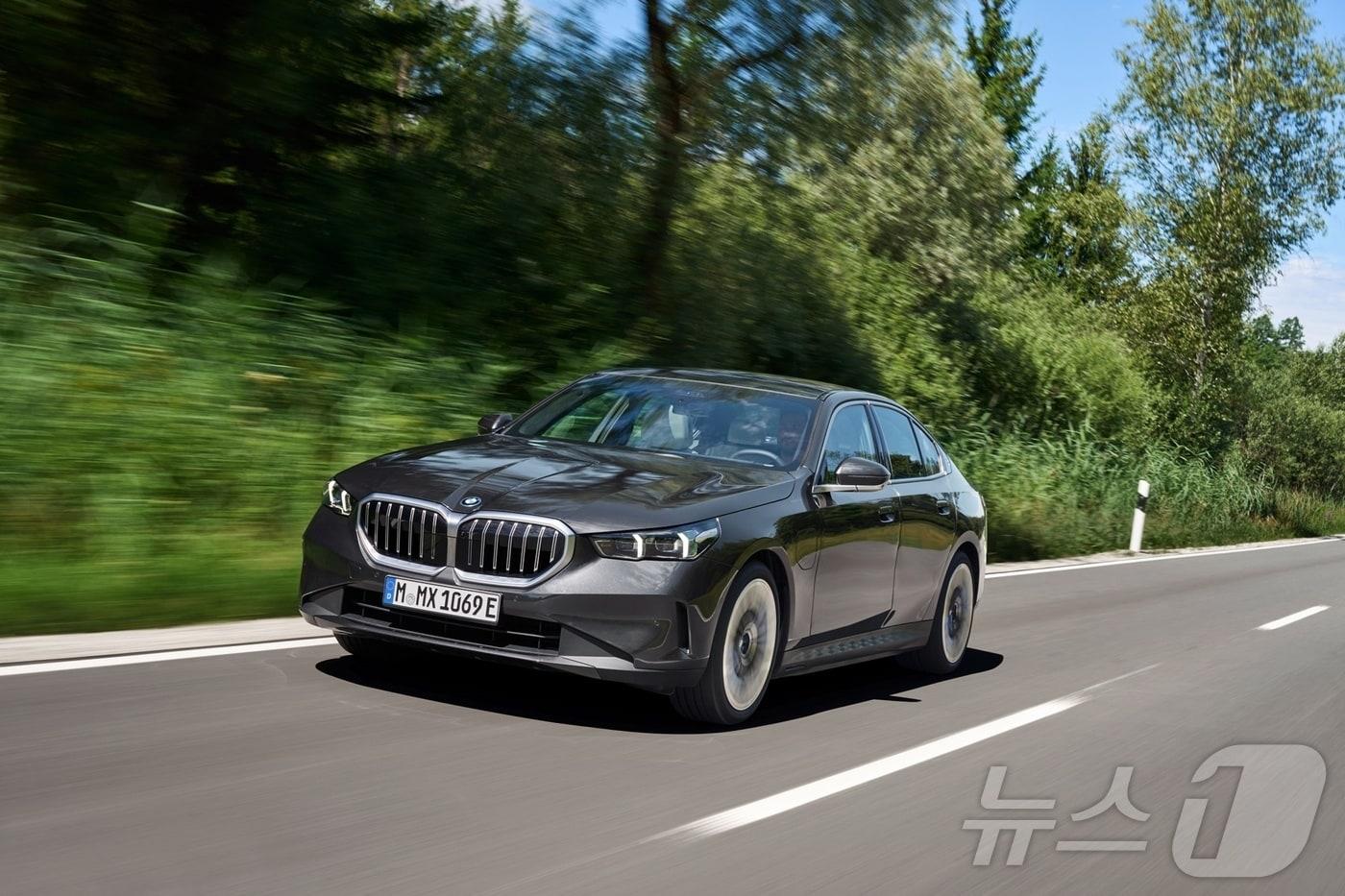 본문 이미지 - 주행 중인 BMW 530e.(BMW 제공)