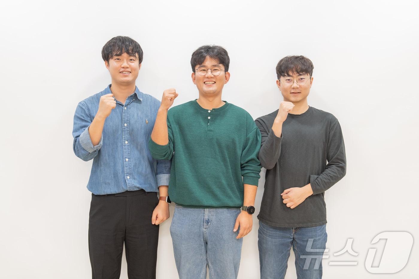 교통사고 차량 화재 현장에서 인명 구조한 강원 고성군청 직원들. 왼쪽부터 허가민원과 전수민 주무관과 장현준 주무관, 총무행정관 최휘영 주무관. (고성군청 제공) 2024.10.8/뉴스1