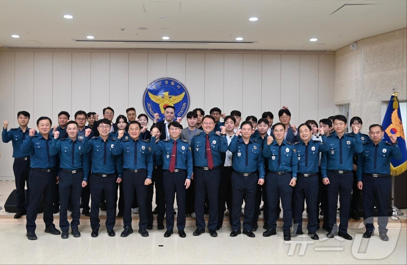 본문 이미지 - 엄성규 강원경찰청장은 8일 정선경찰서를 찾아 치안 현장을 점검하고 현장 직원들을 격려했다.(강원경찰청 제공)/뉴스1