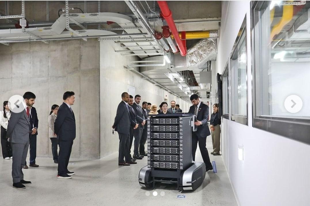 본문 이미지 - UAE 샤르쟈에미리트의 디지털청 관계자들이 '각 세종'에서 데이터센터 시설을 체험하고 있다. (샤르쟈에미리트의 디지털청 공식 인스타그램)