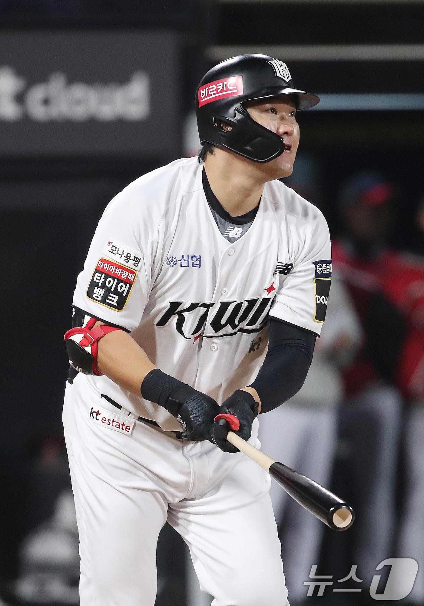 본문 이미지 - 8일 오후 경기 수원시 장안구 KT 위즈파크에서 열린 프로야구 &#39;2024 신한 SOL 뱅크 KBO 포스트시즌&#39; 준플레이오프 3차전 LG 트윈스와 kt 위즈의 경기 3회말 1사 1, 3루 상황 kt 오재일이 희생플라이를 치고 있다. 2024.10.8/뉴스1 ⓒ News1 임세영 기자