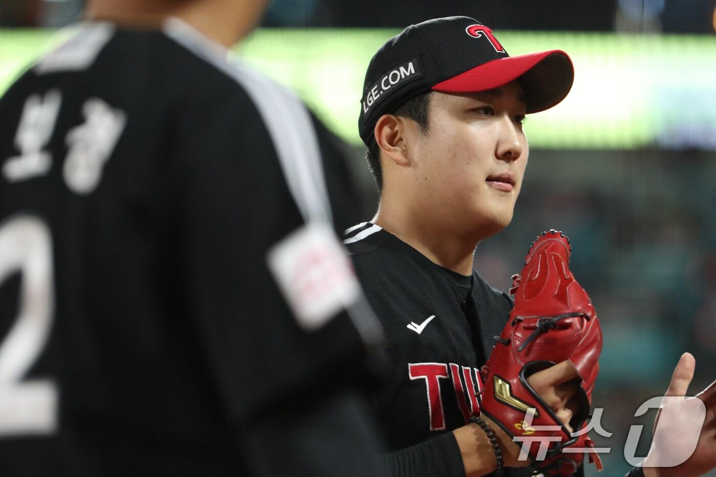 8일 오후 경기 수원시 장안구 KT위즈파크에서 열린 프로야구 '2024 신한 SOL 뱅크 KBO 포스트시즌' 준플레이오프 3차전 LG 트윈스와 KT 위즈의 경기, 8회말을 무실점으로 마무리한 LG 손주영이 더그아웃으로 향하고 있다. 2024.10.8/뉴스1 ⓒ News1 김영운 기자