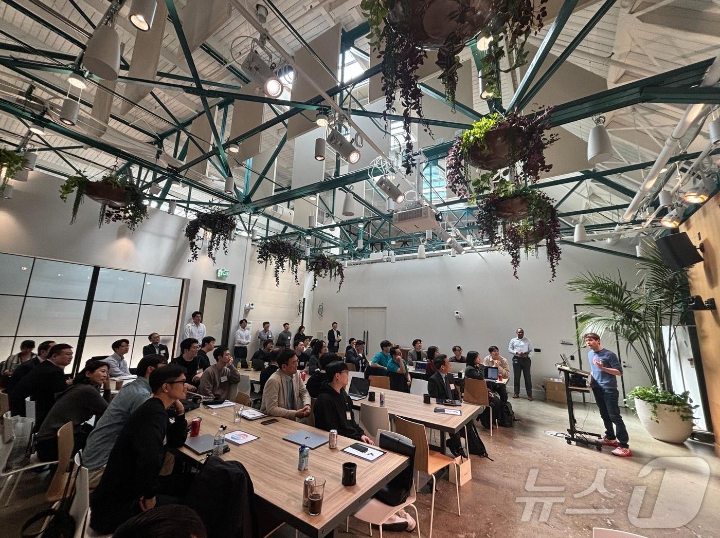 본문 이미지 - 지난 3월 K-Startup & OpenAI Matching Day in US 행사에 참석한 샘 알트만 오픈AI CEO가 한국 스타트업 대표들과 질의응답을 진행하고 있다.(중소벤처기업부 제공)