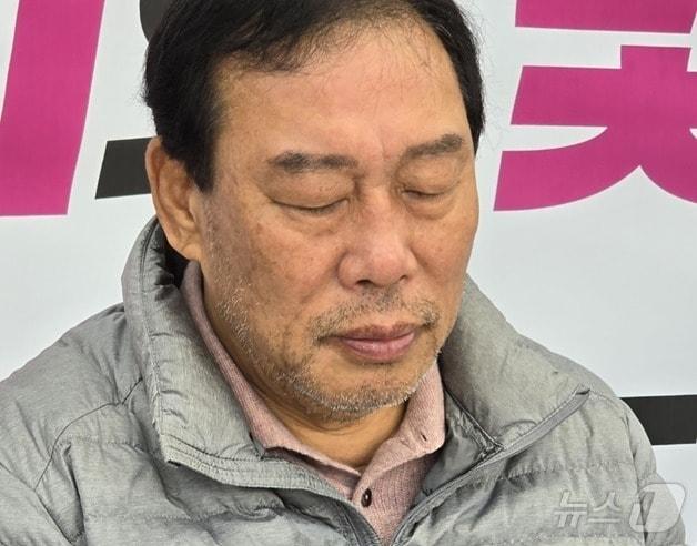 본문 이미지 - 나흘째 단식중인 최민호 세종시장이 9일 시청 옆 농성 천막에서 지친 듯 눈을 감고 있다. 최 시장은 지난 6일부터 세종시의회의 정원도시박람회와 빛 축제 예산 삭감에 반발해 단식을 하고 있다. 2024.10.9/뉴스1 ⓒ News1 장동열 기자