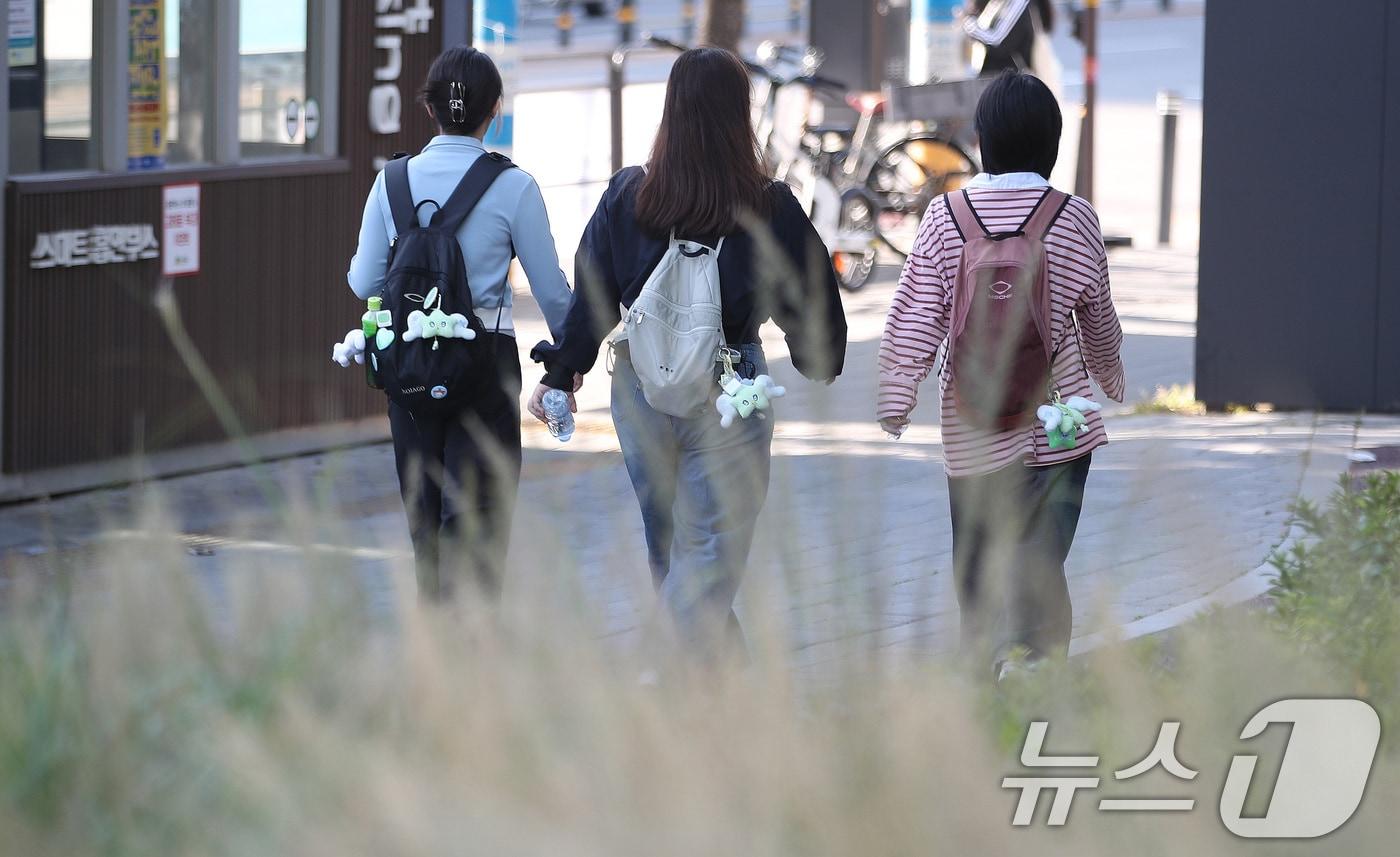 본문 이미지 - 한글날인 9일 오전 서울 시내에서 시민들이 쌀쌀한 날씨에 든든한 옷차림을 하고 발걸음을 옮기고 있다. 2024.10.9/뉴스1 ⓒ News1 임세영 기자