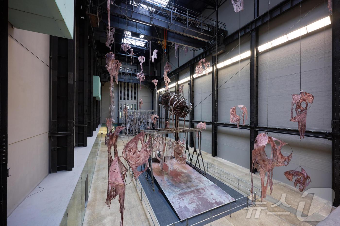 본문 이미지 -  '현대 커미션: 이미래: Open Wound' 전시 전경(현대차 제공)사진 출처: Hyundai Commission: Mire Lee: Open Wound, Installation View, Photo ⓒ Tate (Ben Fisher Photography)
