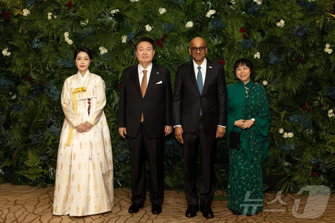 윤석열 대통령과 김건희 여사가 8일(현지시간) 싱가포르의 한 호텔에서 타르만 샨무가라트남 싱가포르 대통령 주최로 열린 국빈 만찬에 참석해 타르만 대통령, 부인 제인 이토기 샨무가라트남 여사와 기념촬영을 하고 있다. (대통령실 홈페이지) 2024.10.9/뉴스1 ⓒ News1 박지혜 기자