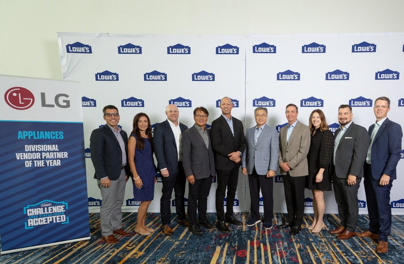 본문 이미지 - LG전자가 미국의 대표적인 종합 가전/인테리어 유통업체인 로우스(Lowe's)의 ‘베스트 파트너’로 선정됐다. 사진은 행사에서 기념 사진을 촬영하는 LG전자 북미지역대표 정규황 부사장(좌측에서 6번째)과 로우스의 제이슨 할람 머천다이징 부사장(좌측 5번째)/LG전자 제공