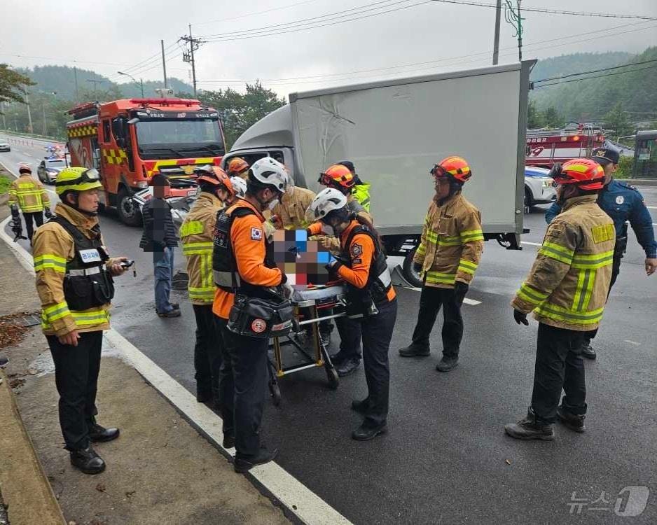 본문 이미지 - 9일 오전 7시 45분쯤 강원 태백시 한 교회 앞 국도 교차로 주변에서 교통사고가 발생해 6명이 중경상을 입고 병원으로 옮겨졌다. &#40;강원도 소방본부 제공&#41; 2024.10.9/뉴스1