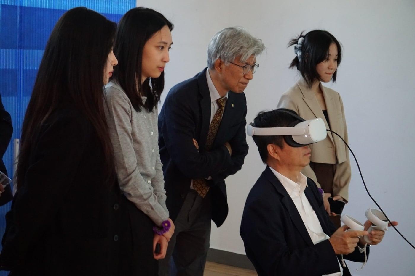 상명대 AR·VR미디어디자인전공 졸업작품 전시회에서 참가자가 AR·VR미디어 작품을 체험하고 있다.(상명대 제공)