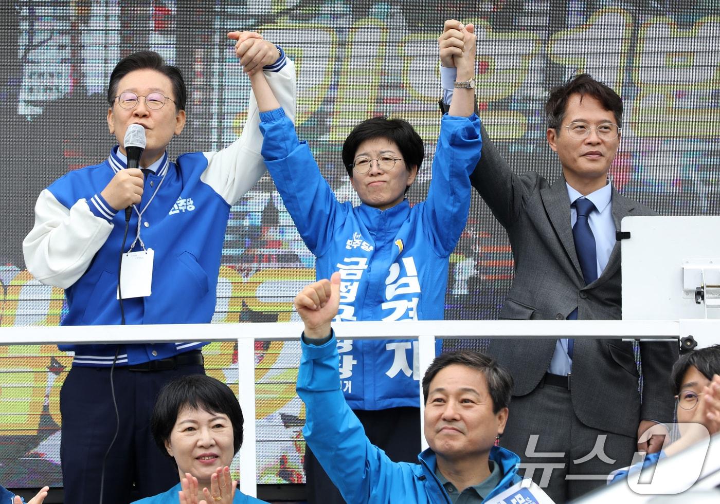 본문 이미지 - 이재명 더불어민주당 대표가 9일 오전 부산 금정구 이마트 금정점 앞에서 김경지 금정구청장 후보와 단일화 한 류제성 조국혁신당 전 후보와 함께 지원유세를 하고 있다. 2024.10.9/뉴스1 ⓒ News1 윤일지 기자