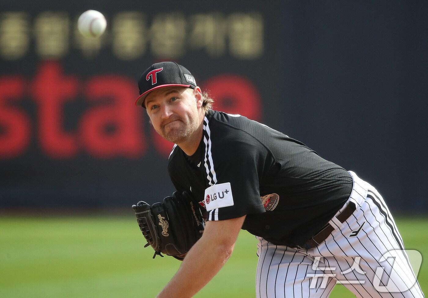 본문 이미지 - 9일 오후 경기 수원시 장안구 KT 위즈파크에서 열린 프로야구 '2024 신한 SOL 뱅크 KBO 포스트시즌' 준플레이오프 4차전 LG 트윈스와 kt 위즈의 경기에서 LG 엔스가 역투하고 있다. 2024.10.9/뉴스1 ⓒ News1 임세영 기자