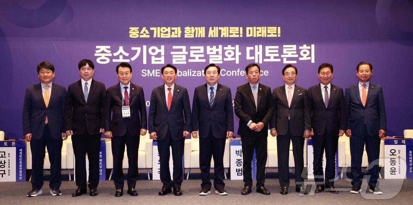 본문 이미지 - 9일 제주도에서 열린 '2024 중소기업 리더스포럼' 행사 일환으로 열린 '중소기업 글로벌화 대토론회'에서 참석자들이 기념사진을 촬영하고 있다.(중소기업중앙회 제공)
