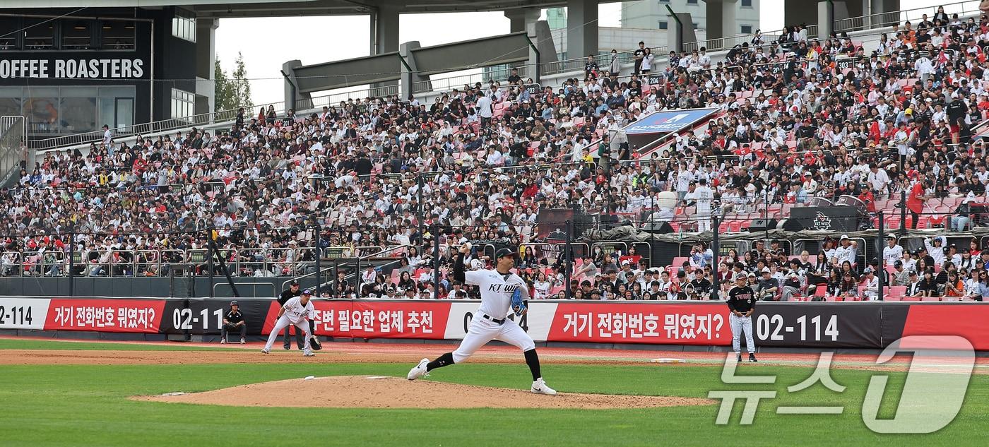 9일 오후 경기 수원시 장안구 KT위즈파크에서 열린 프로야구 &#39;2024 신한 SOL 뱅크 KBO 포스트시즌&#39; 준플레이오프 4차전 LG 트윈스와 KT 위즈의 경기, kt 선발 쿠에바스가 4회초 등판해 힘차게 공을 던지고 있다. 2024.10.9/뉴스1 ⓒ News1 김진환 기자