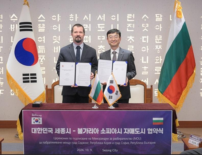 본문 이미지 - 김하균 세종시 행정부시장(오른쪽)과 이반 고이체프 소피아시 디지털 혁신 경제 발전 부시장은 9일 세종시청에서 자매도시 협약을 체결한 뒤 기념촬영을 하고 있다. (세종시 제공) / 뉴스1