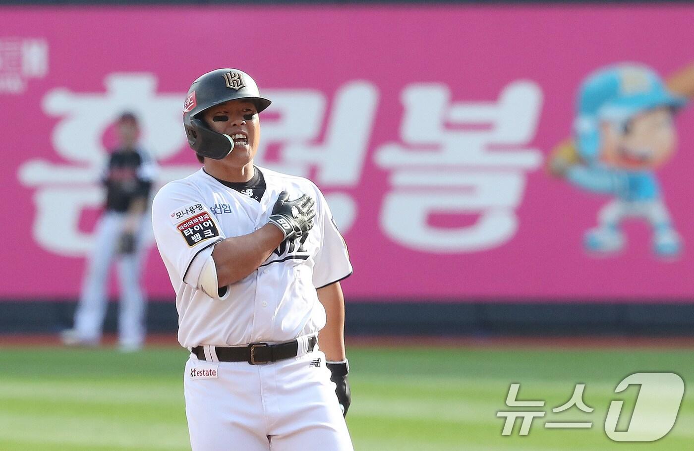 9일 오후 경기 수원시 장안구 KT위즈파크에서 열린 프로야구 '2024 신한 SOL 뱅크 KBO 포스트시즌' 준플레이오프 4차전 LG 트윈스와 KT 위즈의 경기 5회말 kt 선두타자 강백호가 LG 김진성을 상대로 1점 홈런을 치고 환호하고 있다. 2024.10.9/뉴스1 ⓒ News1 임세영 기자