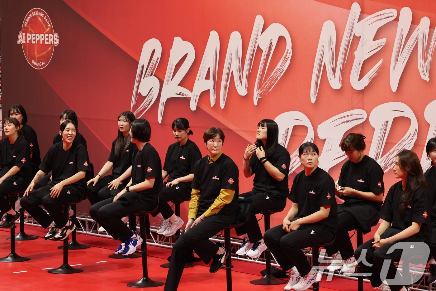 본문 이미지 - 여자 프로배구 페퍼저축은행 AI 페퍼스가 9일 홈 경기장인 광주 페퍼스타디움에서 신규 멤버십 구매자와 일반 팬들을 대상으로 다가올 시즌을 앞두고 출정식을 가졌다. 출정식은 새롭게 시작한다는 의미를 담은 '브랜드 뉴 페퍼스(BRAND NEW PEPPERS)'라는 이름으로 진행됐다. 2024.10.9 ⓒ 뉴스1 김태성 기자